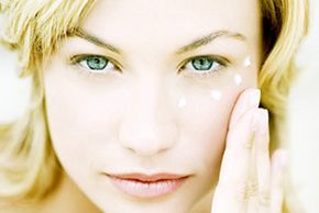海口眼霜使用技巧：眼霜在护肤的第几步用？