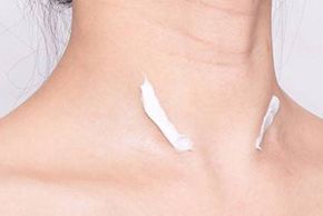 海口美容教学：颈纹怎么消除？涂抹颈霜的正确手法