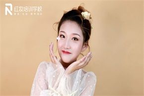 海口学化妆有学历要求吗？初中毕业行不行？