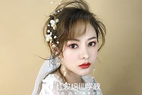 海口如何能学好彩妆？怎么才能成为成功的彩妆师？