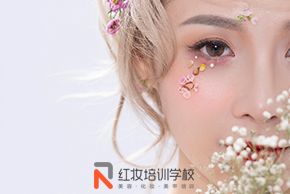 海口怎么才能当上彩妆师？如何当彩妆师？