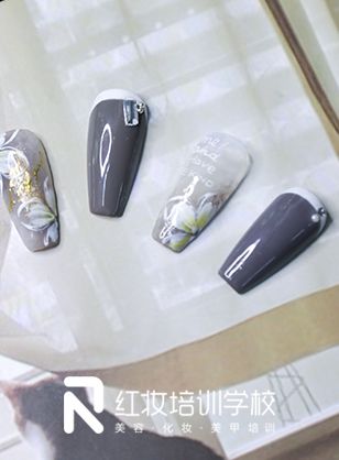 海口美甲师的发展前景怎么样_红妆学校栀子花美甲作品
