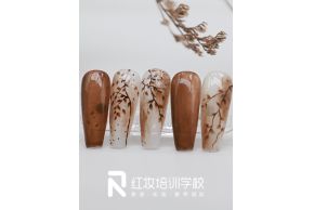 海口美甲师发展前景好吗？红妆学校秋日落叶氛围感美甲作品欣赏