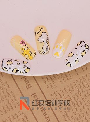 海口红妆学校卡通手绘史努比美甲作品，可爱呆萌又活泼。